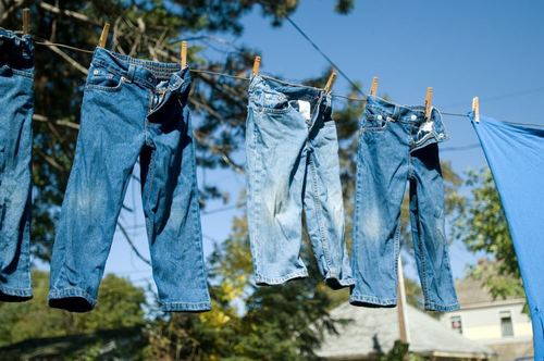 Ultime soluzioni aziendali su Come trasformare il denim grezzo in jeans leggeri con una soluzione ecologica