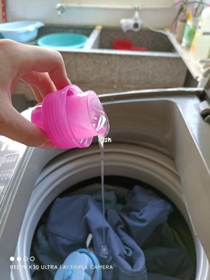 Un buon prezzo. La famiglia liquida degli enzimi della lipasi del detersivo di lavanderia copre la pulizia in linea